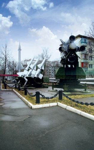 Зенитные ракетные установки систем С-25, С-75 и С-200, разработанных под руководством А. А. Расплетина, в экспозиции музея в Балашихе
