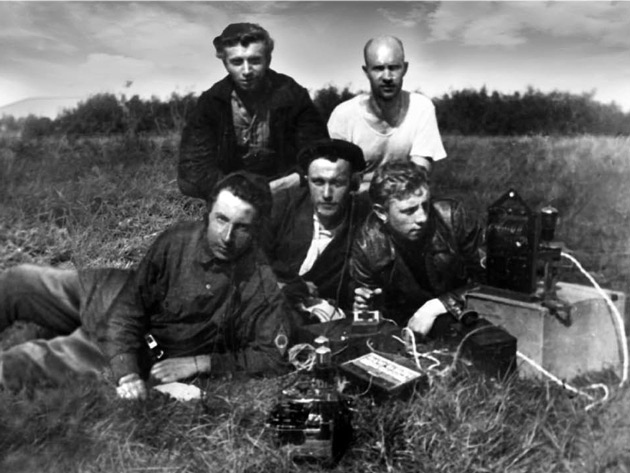 Расплетин (в первом ряду справа) демонстрирует радиопередатчик товарищам по радиокружку