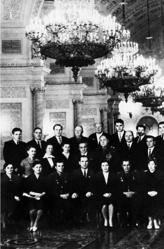 А. А. Расплетин (стоит четвертый справа в третьем ряду) среди делегатов от Ленинградской партийной организации на XXII съезде КПСС