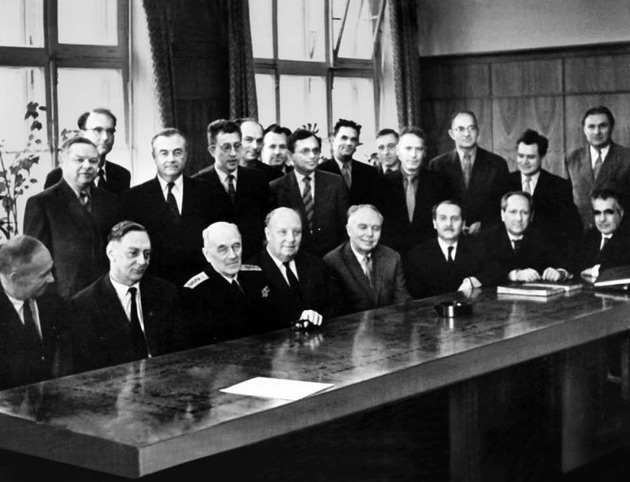 Ученый совет «сто восьмого». Сидят: профессор М. С. Нейман (второй слева), А. И. Берг, А. А. Расплетин, А. Н. Щукин