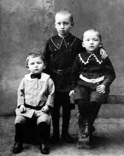 Александр с младшими братьями