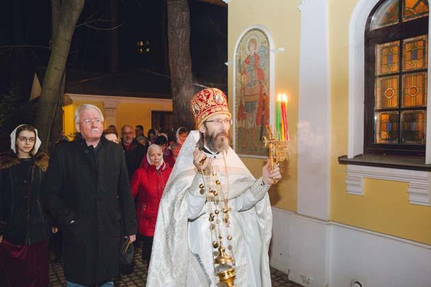 Пасхальное богослужение в храме во имя святой Елисаветы в Покровском-Стрешневе