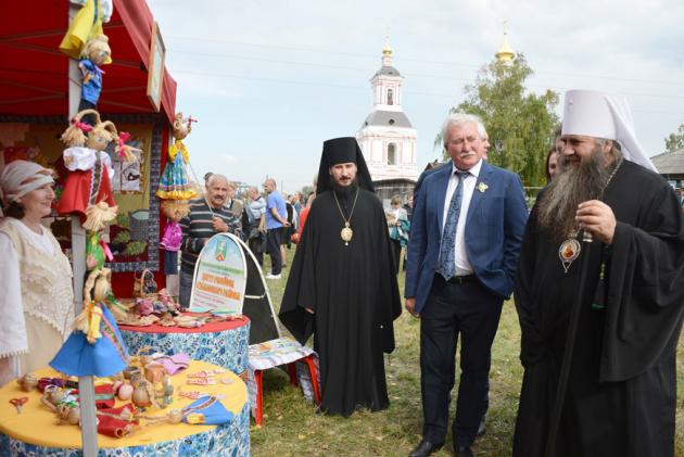 Игорь Ашурбейли и митрополит Нижегородский и Арзамасский Георгий оценивают работы участников конкурса на Дне села Хирино - 2014