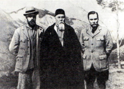 Николай Рерих с сыновьями: Юрием (справа) и Святославом